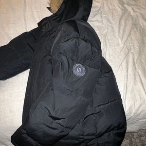 Tommy Hilfiger men’s winter jacket size is large color is black.